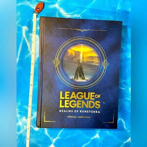 League of Legends - Realms of Runeterra Official Companion  Book